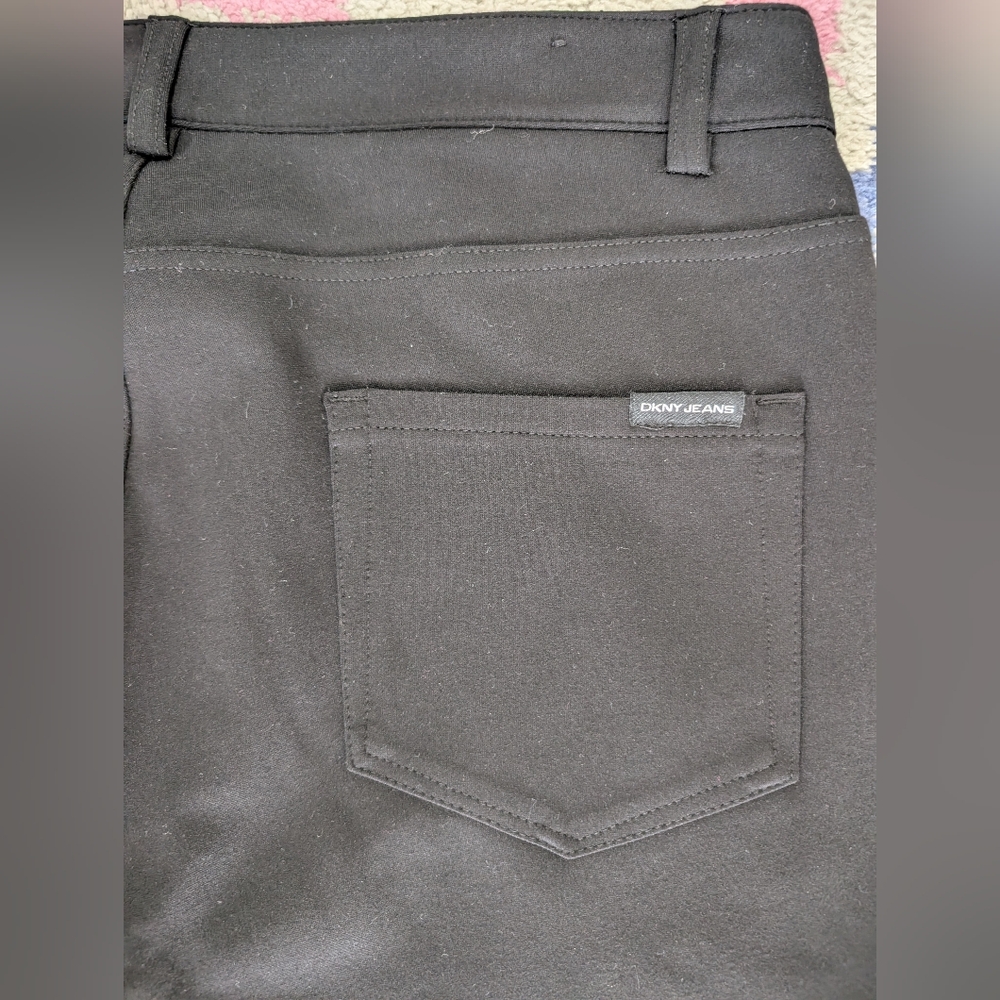 DKNY Black Skinny Leg Slacks - Women's Size Large